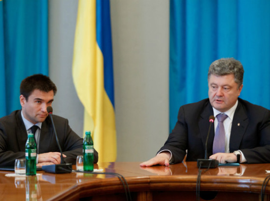 Хто займається зовнішньою політикою України